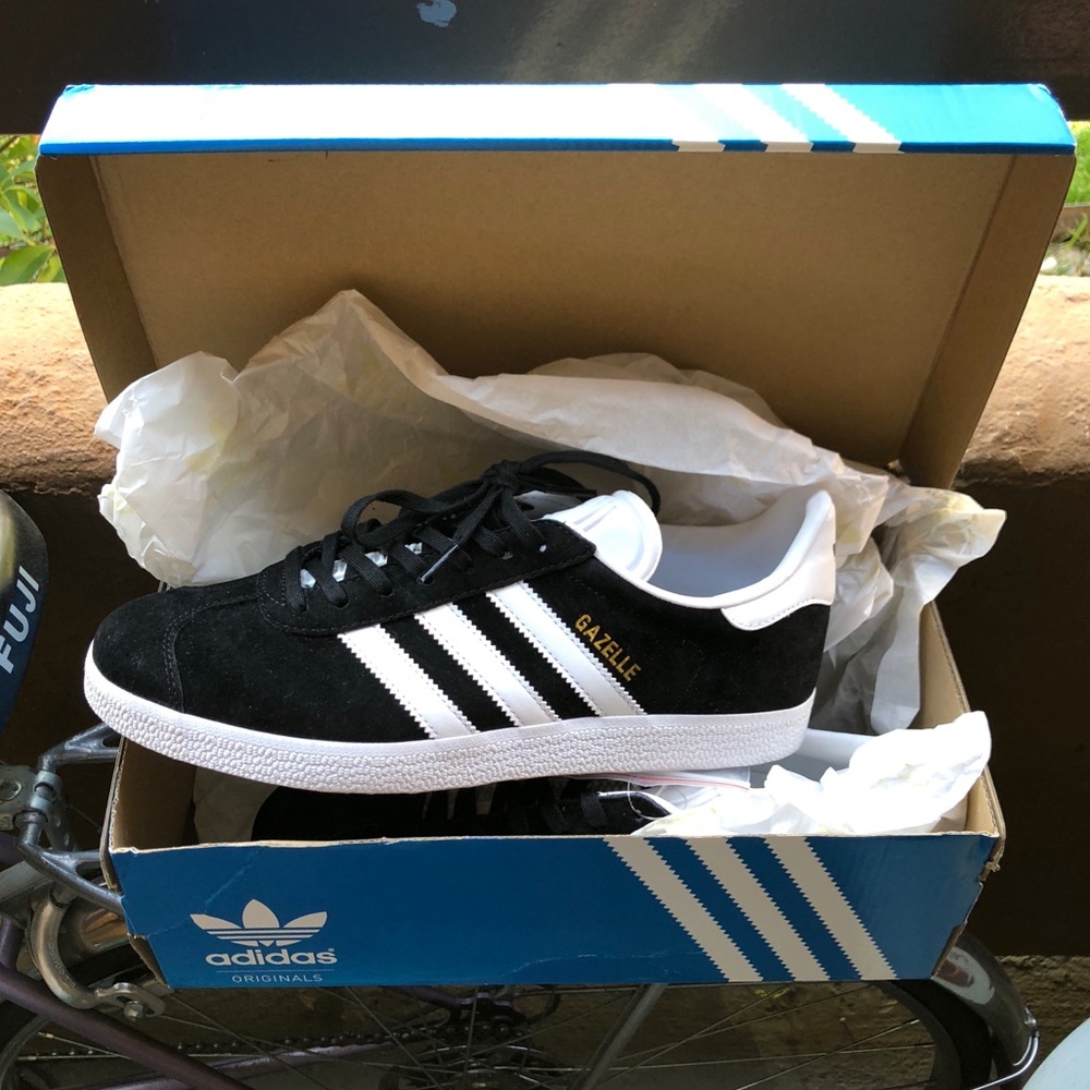 NWT WOMEN’S ADIDAS GAZELLE— SIZE 9